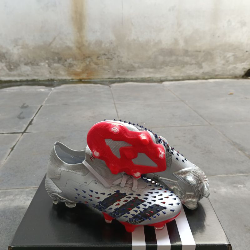 Sepatu Bola predator Freak 1 Low Silver