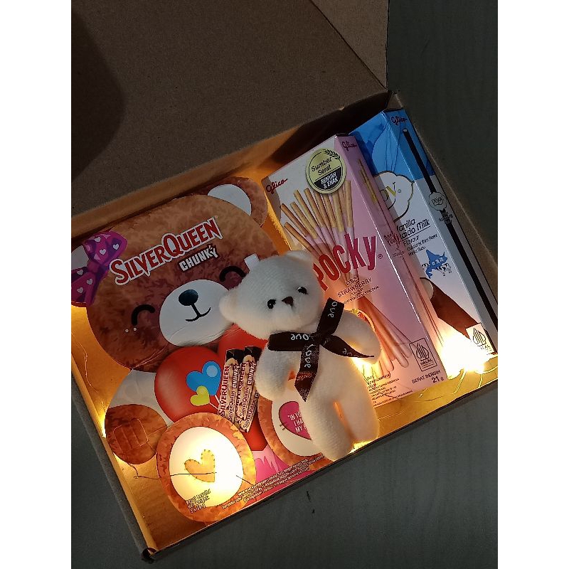 

KADO VALENTINE SILVERQUEEN BERUANG HAMPERS KADO PACAR HADIAH UNIK CANTIK TEMBILAHAN KOTA RIAU MURAH MERIAH POCKY BONEKA BERUANG