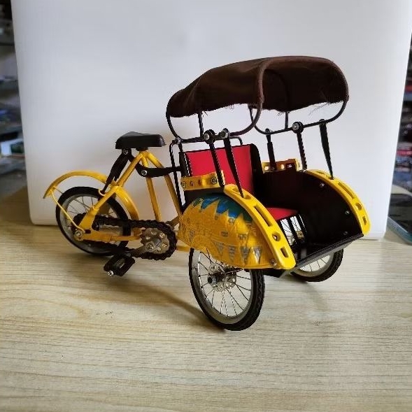 Miniatur becak warna kuning