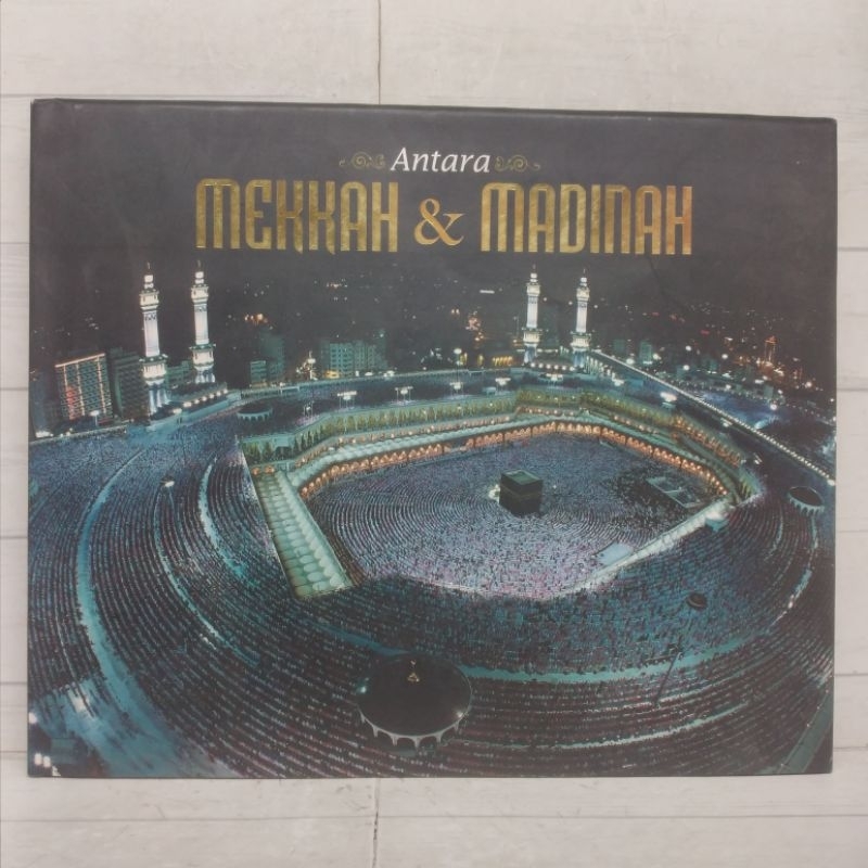 Antara Mekkah Dan Madinah Buku Hardcover