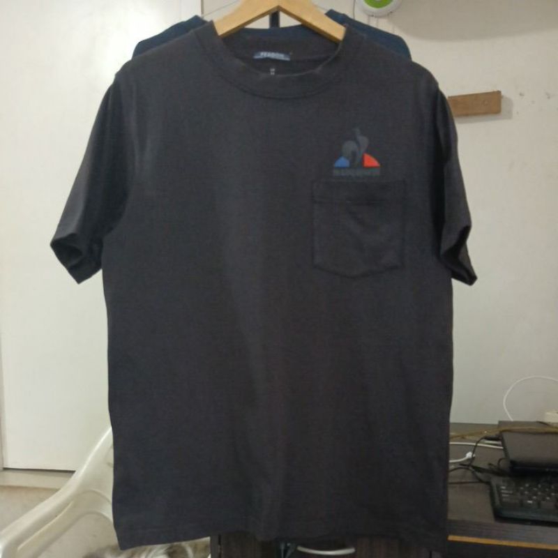 Kaos katun PEAQOM X LECOQ SPORTIF second Original super tebal warna hitam kerahmasih kencang  LD 106