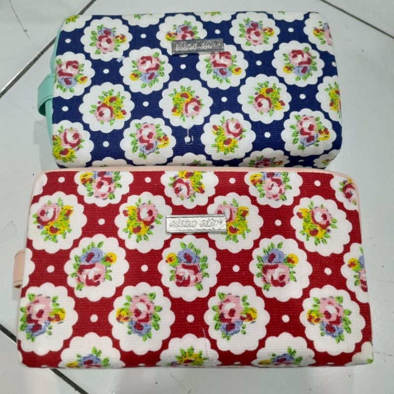

TEMPAT PENSIL KAIN FLOWER SERBAGUNA