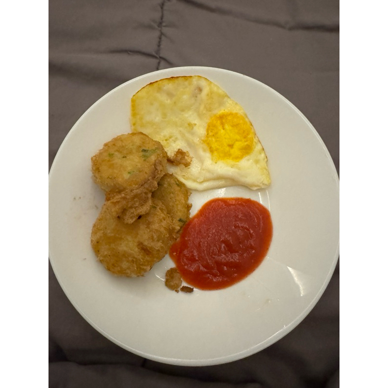 

telur goreng dan perkedel goreng