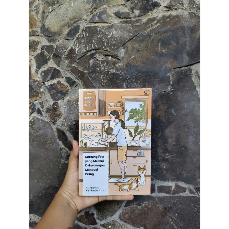 [PRELOVED] Seorang Pria yang Melalui Duka dengan Mencuci Piring