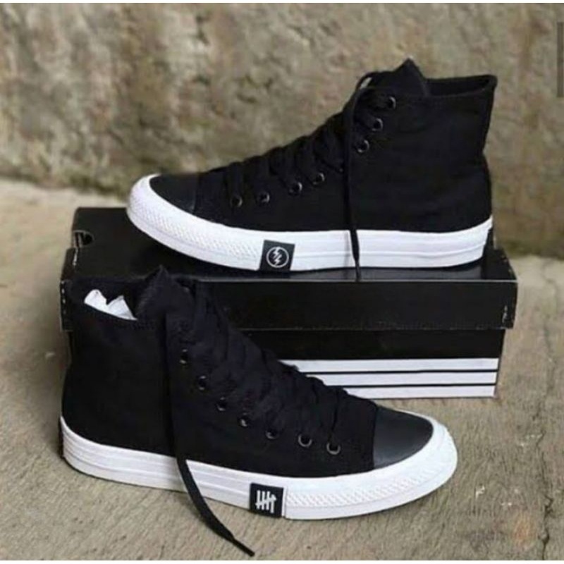 Sepatu Allstar Tinggi / Sepatu Sneakers Chuck Taylor Classic High / Sepatu Sekolah Hitam Putih
