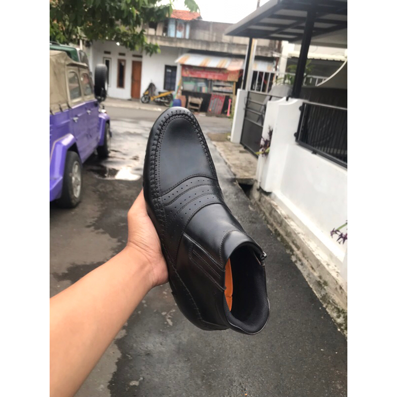 SEPATU KULIT SEPATU PRIA MODEL TERBARU KEREN KEKINIAN SEPATU SNEAKER KULIT  SEPATU CASUAL