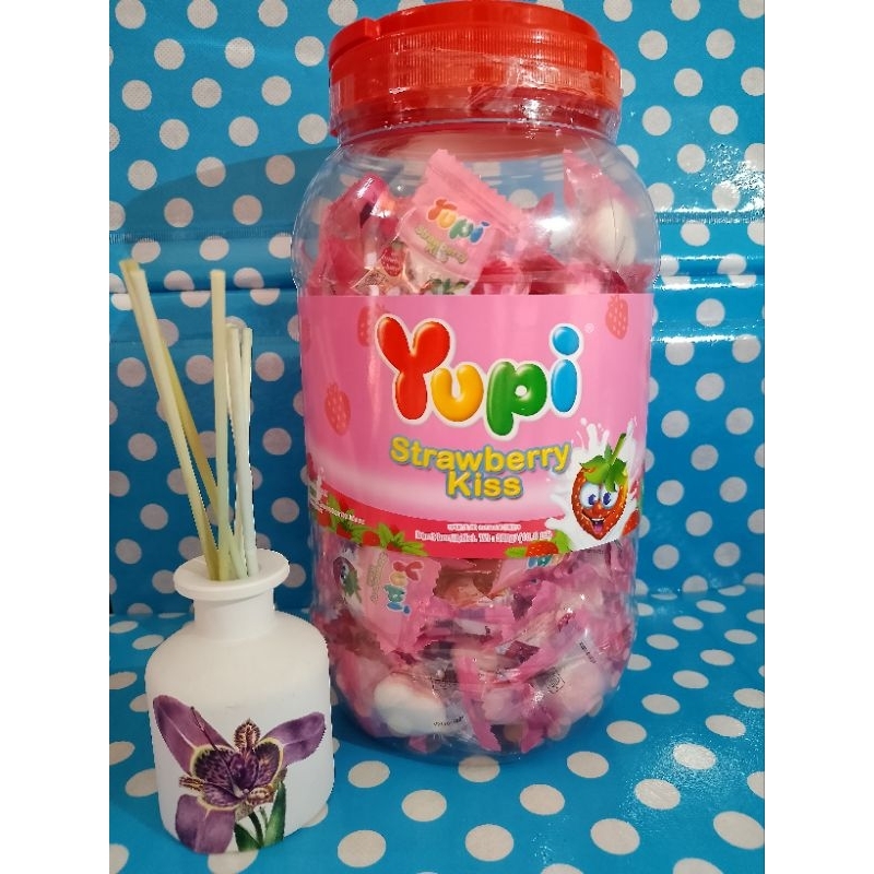 

Yupi strawberry toples murah berat 300 gr