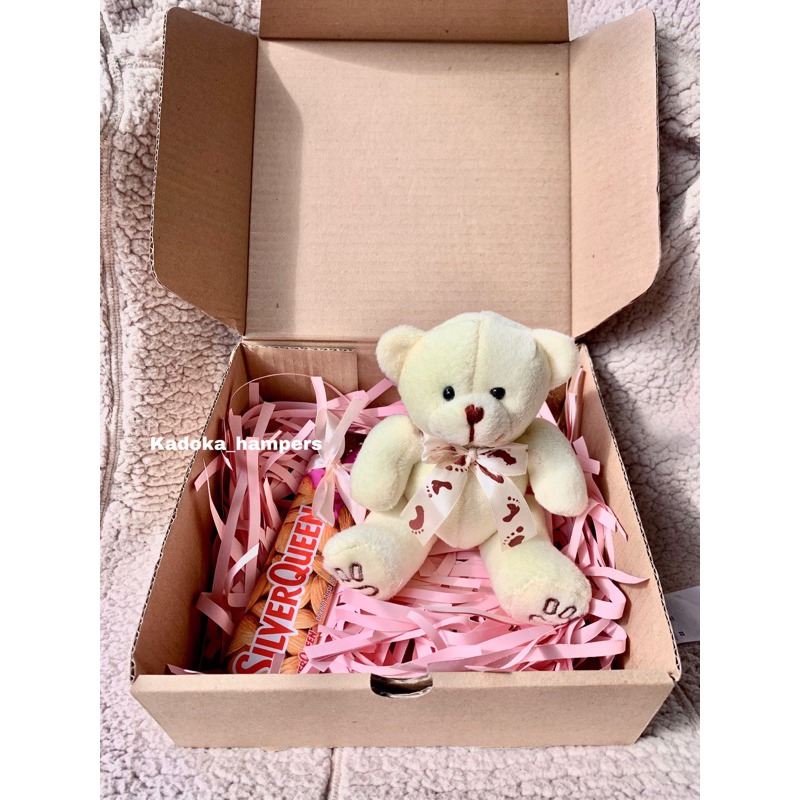 

Kado Valentine Box [Cokelat silverqueen, boneka bear]