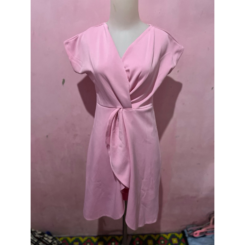Gaun Pink dengan Rok Lengan Pendek