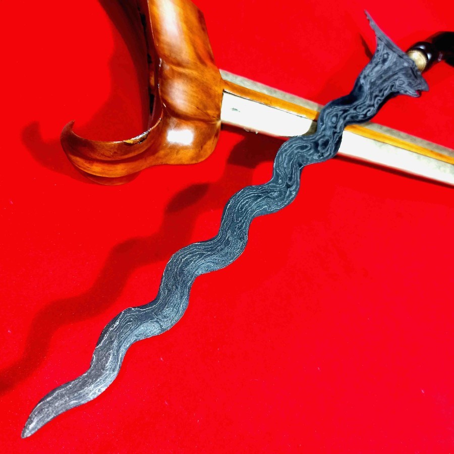 Koleksi Pusaka Sepuh Keris Sengkelat Luk 13 Pamor Kulit Semangka Tangguh Madiun Abad 17M