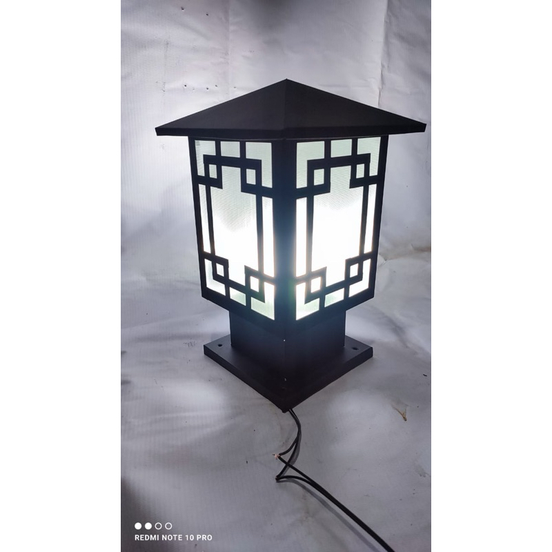 Lampu pilar lampu taman