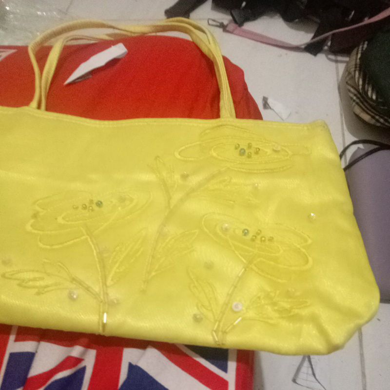 Tas Tangan Kuning Emas dengan Hiasan Bunga
