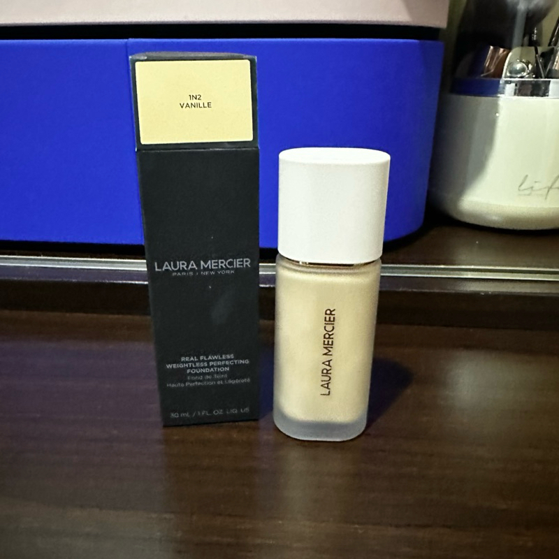 Laura Mercier Real Flawless Weightless foundation