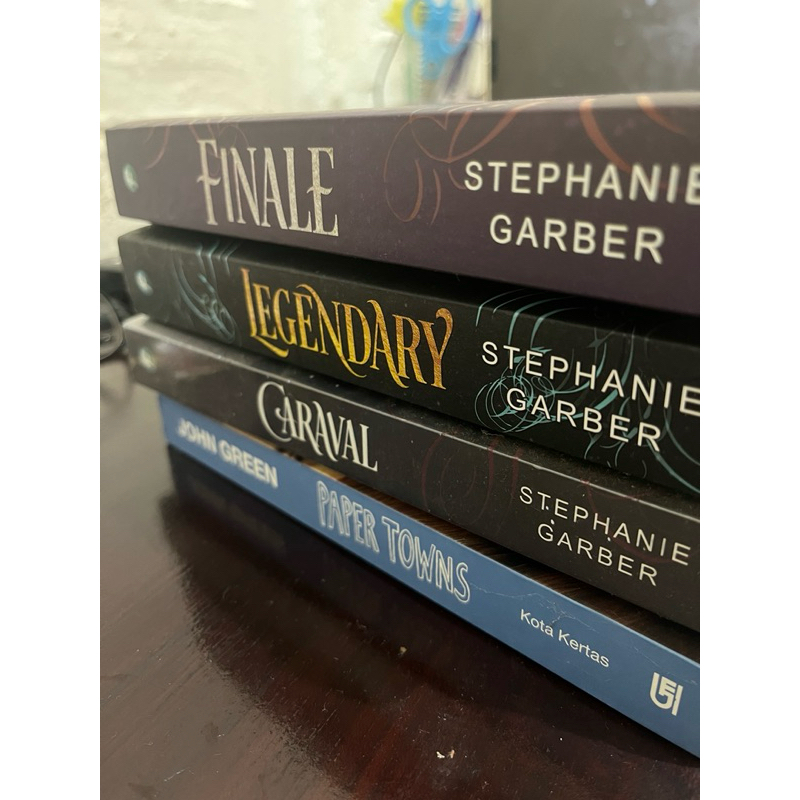 Preloved Novel Koleksi Pribadi - Caraval Series - Stephanie Garber