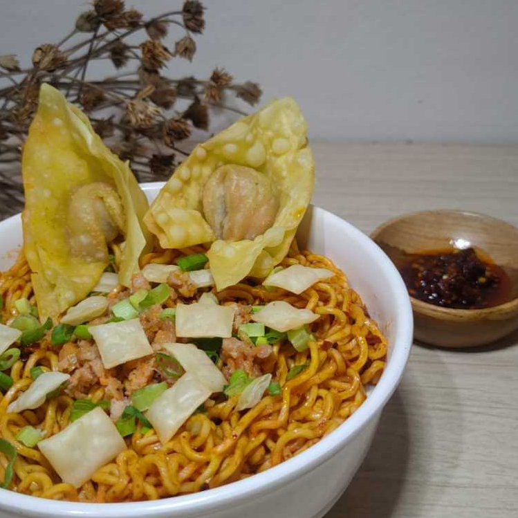 

Mie Chili Oil dan Pangsit (Frozen Pack)