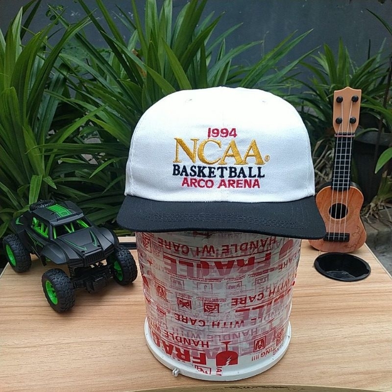 Topi vintage 1994 NCAA Basket Ball Arco Arena by George Nathan & Associates official licensee