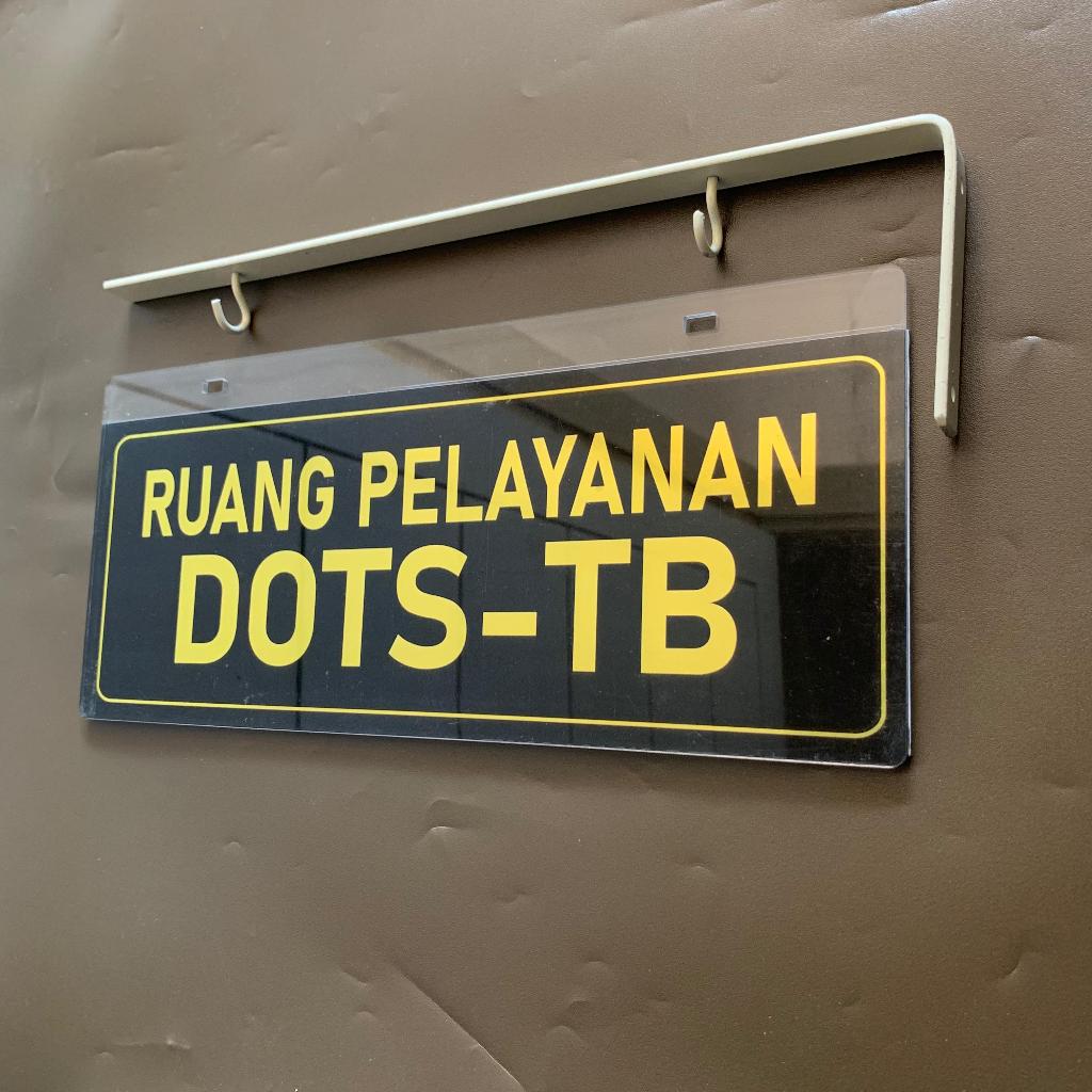 

Papan Tanda Ruang Pelayanan DOTS-TB | Akrilik Gantung Nama Ruang Rumah Sakit Klinik Puskesmas