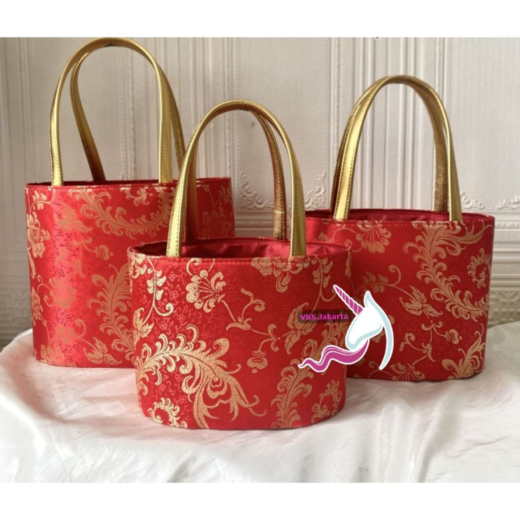 

TAS PREMIUM IMLEK MERAH CHEONGSAM TALI GOODIE BAG HAMPERS PARCEL GIFT KADO SESERAHAN HANDMADE HAND BAG SERUT KAIN GOLD EMAS RED MAROON