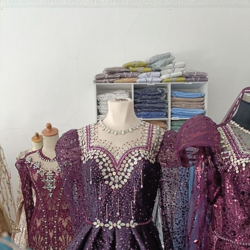 ball gown warna burgandi ungu lapis crinolin gradasi