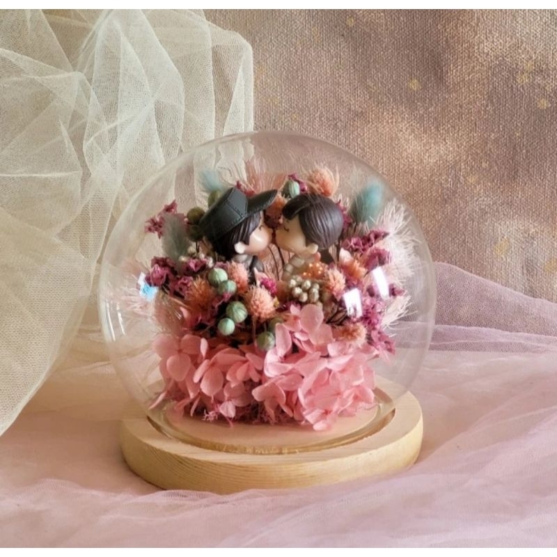 flowers dome globe couple