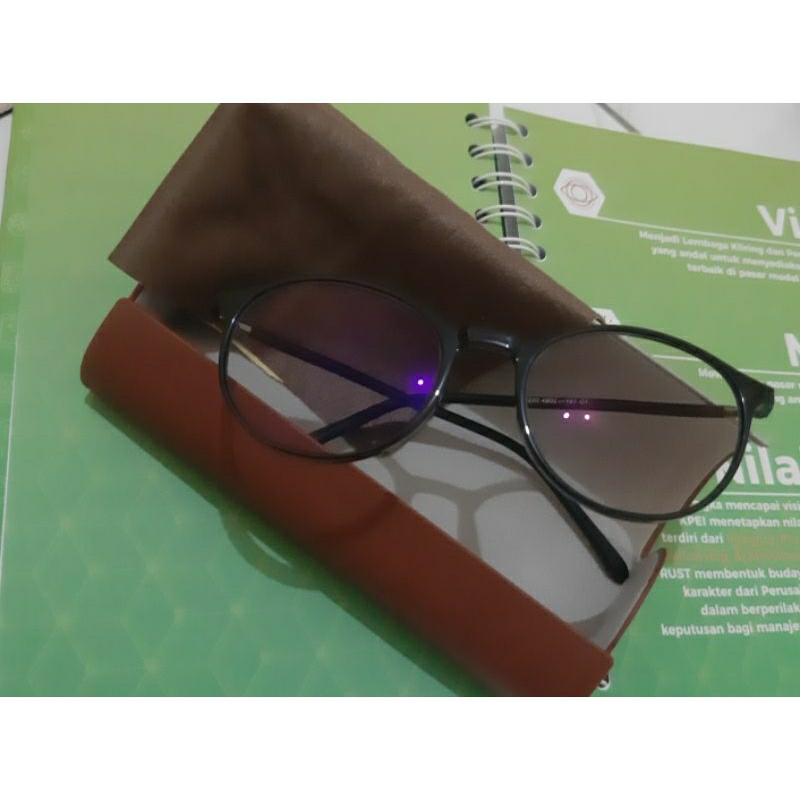 Kacamata progresif lensa bluecromic