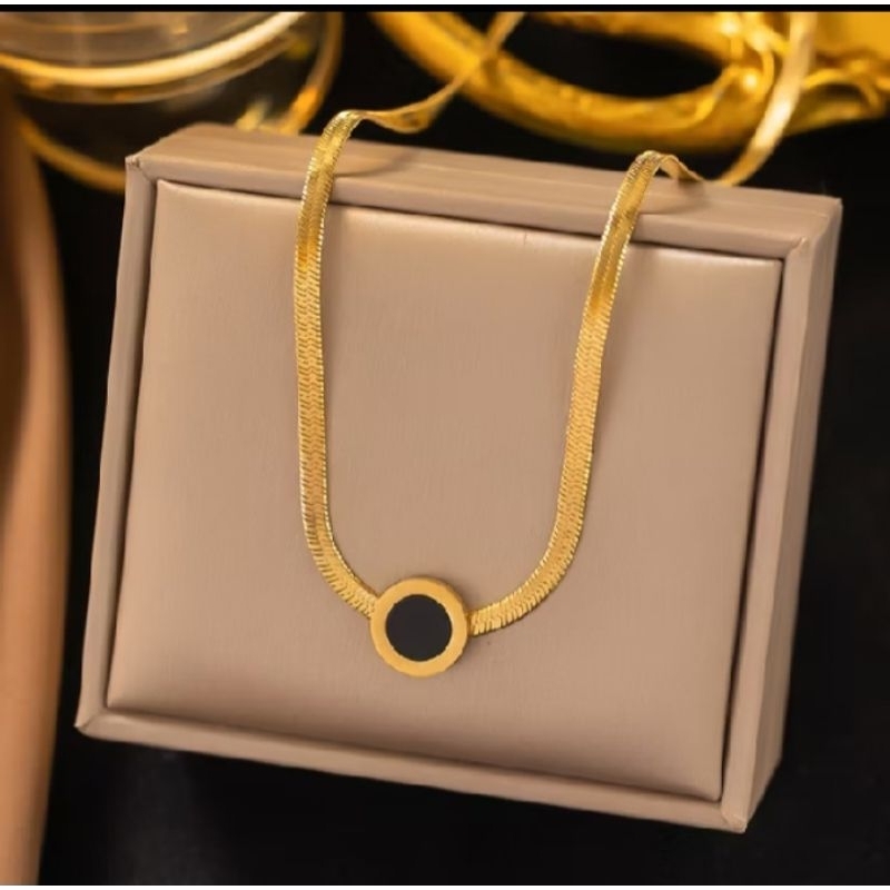 kalung titanium wanita model gepeng liontin bulat permata hitam