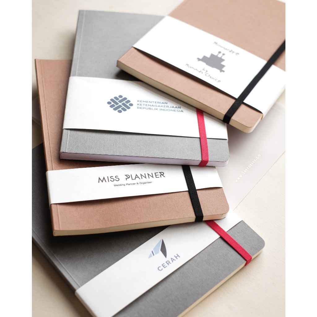 

Custom Paper Belt Notebook / Pen / Wedding Souvenir Sleeve / Corporate Gift Box / Company Set / Hadiah Event Kantor