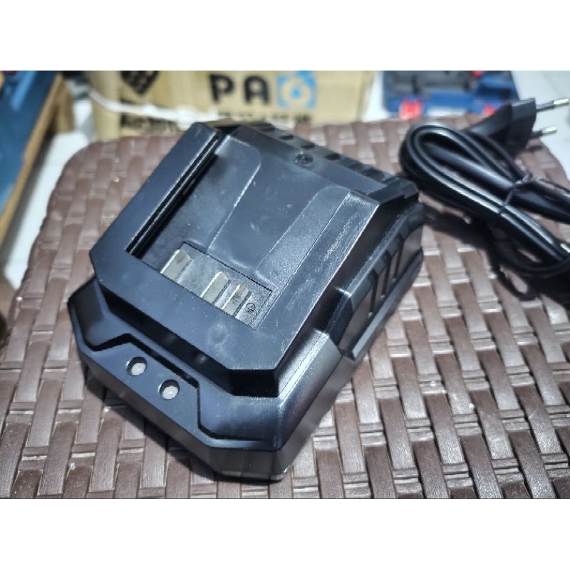 Charger dongcheng 20v bekas seperti baru