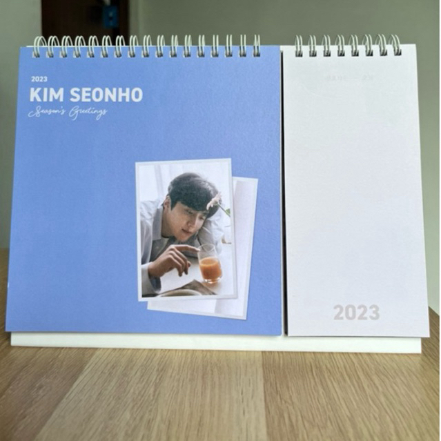 

OFFICIAL DESK CALENDAR KIM SEONHO (2023) UNTUK KOLEKSI