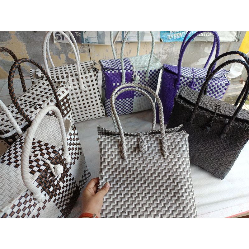 Tas Anyam model koper khas Bali