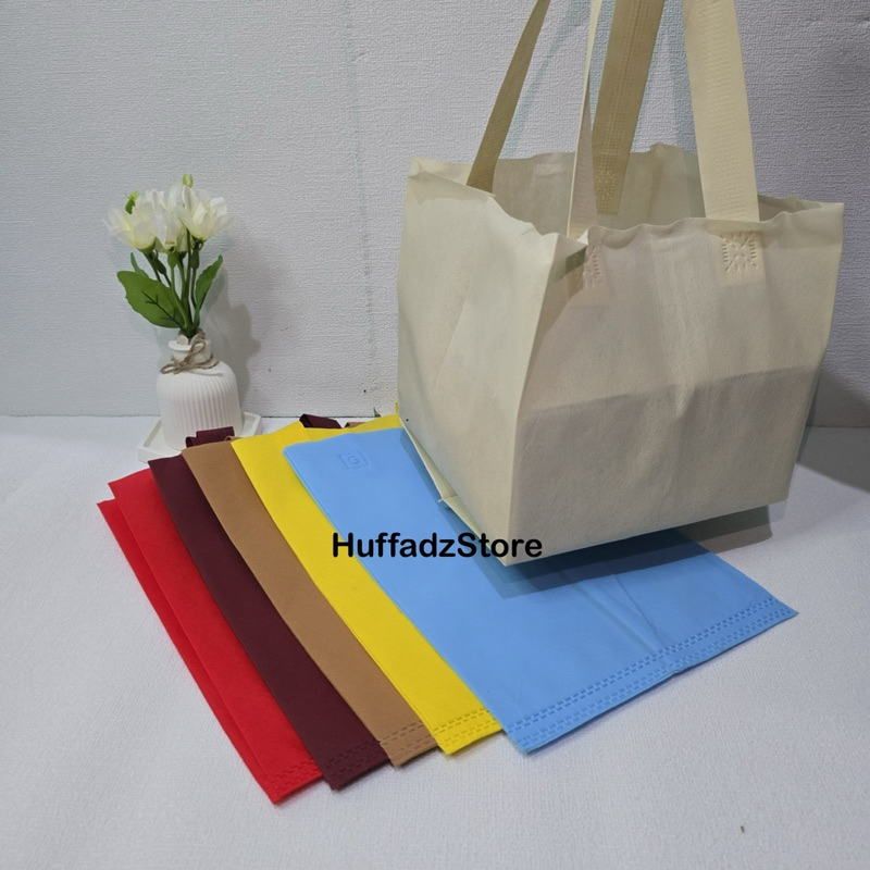 

(isi 12 pcs) Goodiebag Box 20x20 Tas Spunbond Semi Box