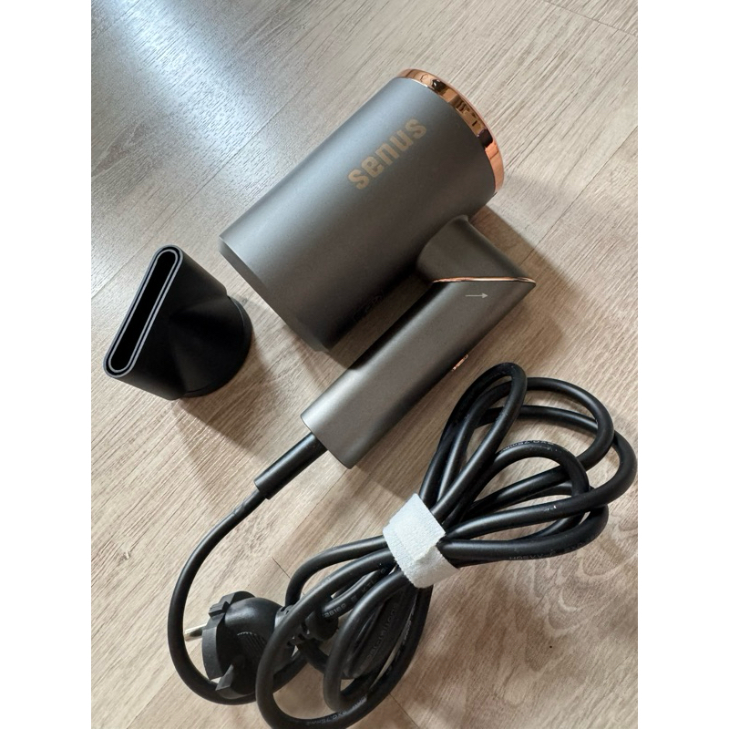 Hairdryer (pengering rambut)