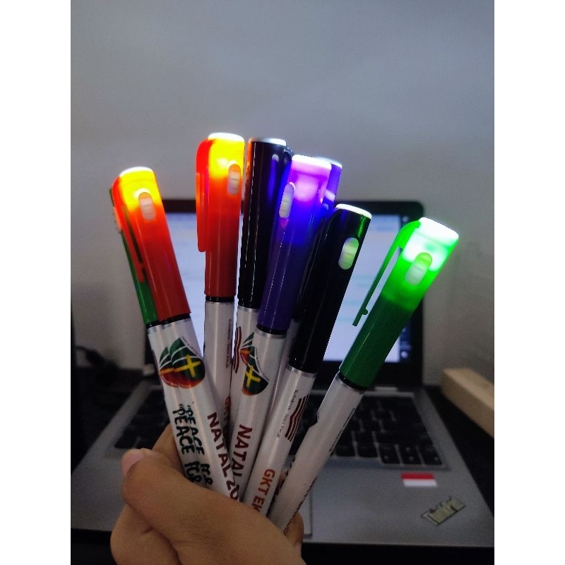 

Pulpen Senter Custom / Pen Custom Bolpoin Souvenir / Pena Lampu senter bolpoint promosi souvenir acara ulang tahun pernikahan birthday Lucu unik custom