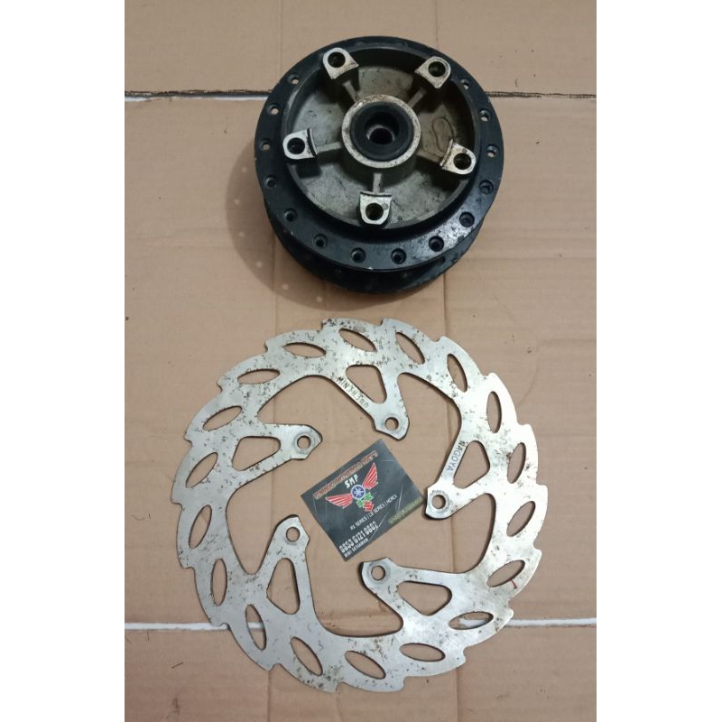 Tromol depan dan piringan cakram Honda CB150R Old Scarlet.