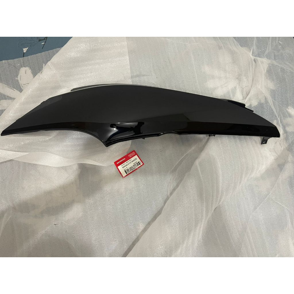 COVER BODY BELAKANG KIRI HITAM SUPRA X 125 HELM IN | 64420KYZ900ZB 100% ORI AHM