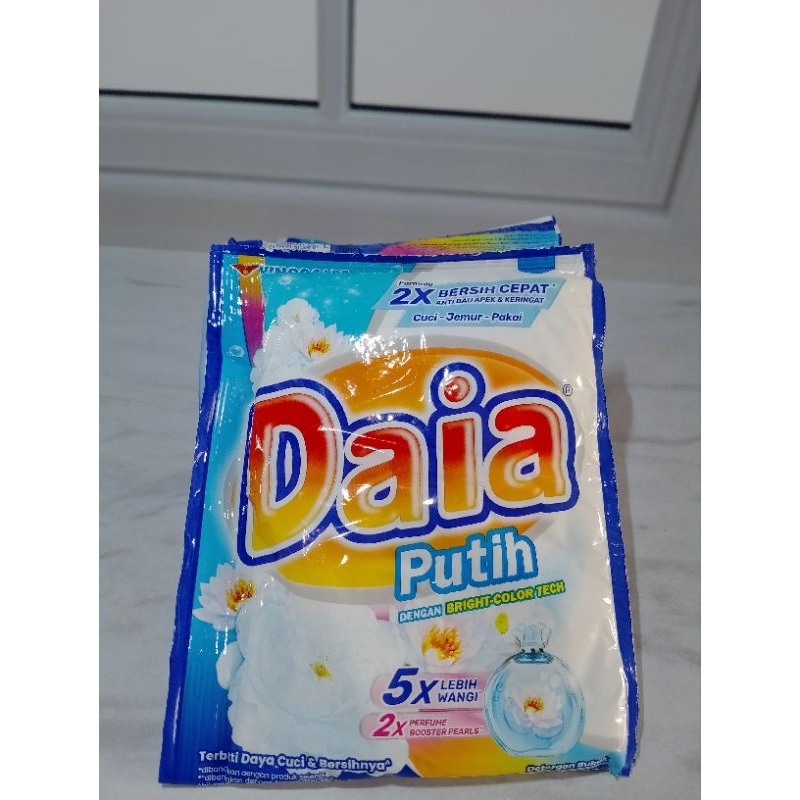 Deterjen Daia putih 1 renceng (isi 6 pcs)