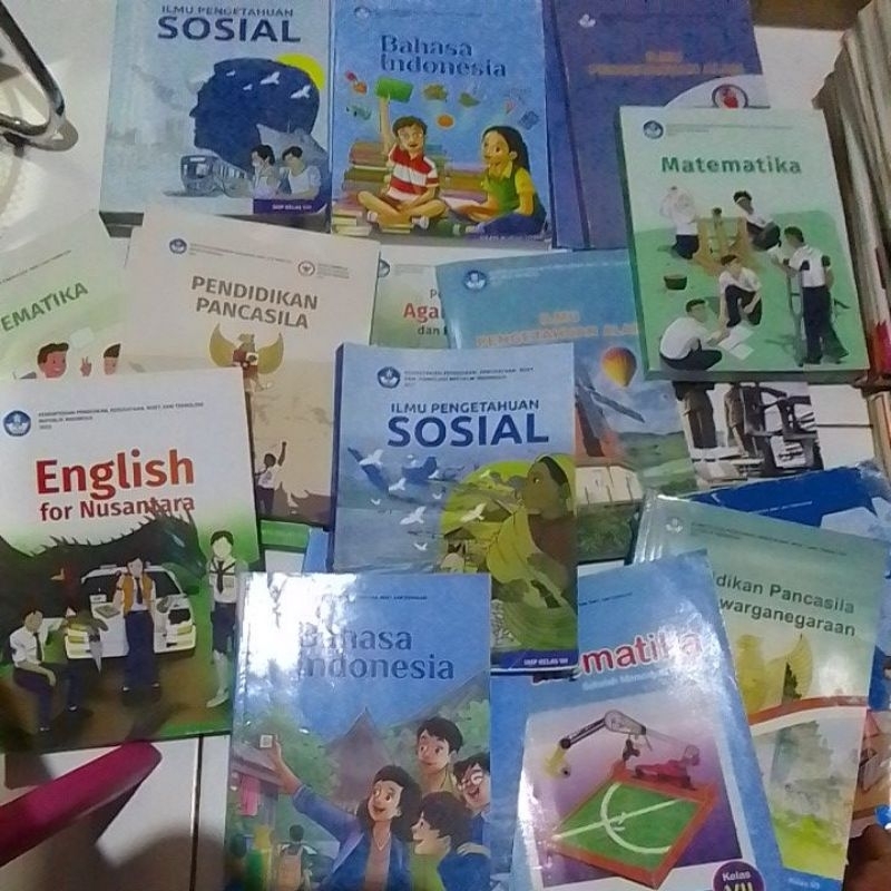 buku paket  kementrian Kemendikbud kelas 1 2 dan 3 SMP bahasa Indonesia Pancasila IPS IPA matematika