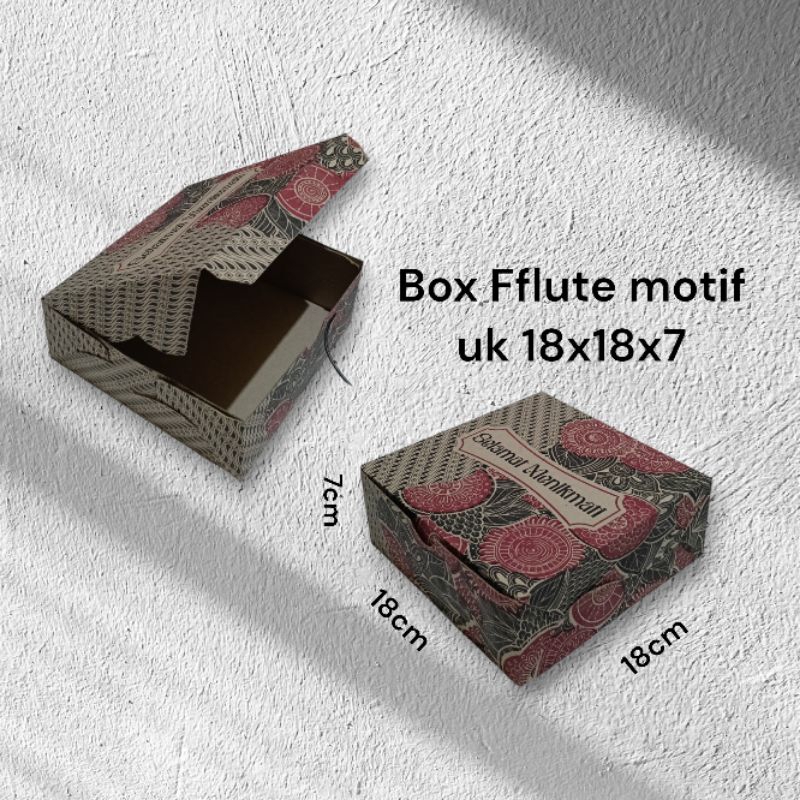 

Box Fflute motif uk 18x18x7 untuk kotak nasi/kue.