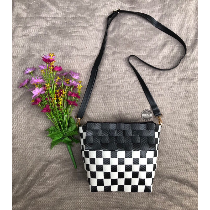 tas selempang wanita anyaman plastik hitam kombinasi