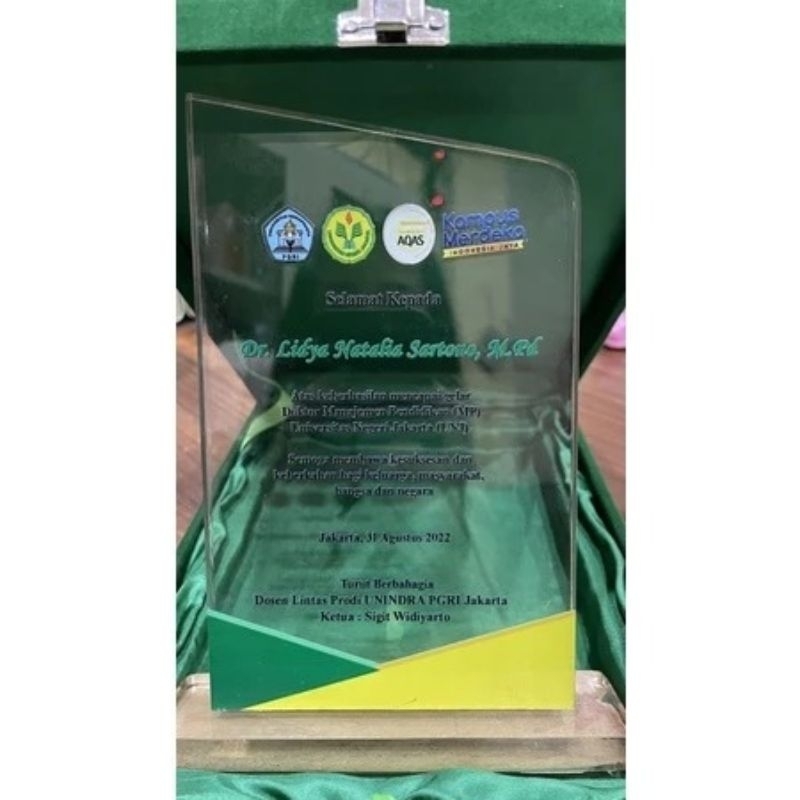 

plakat akrilik / piagam akrilik