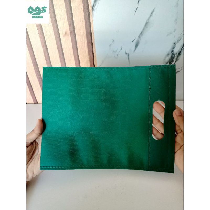 

Tas kain Spundbond Oval uk 30x40 eGoodybag Goodie Bag Laken Ekonomis Polos Tebal 75 GSM