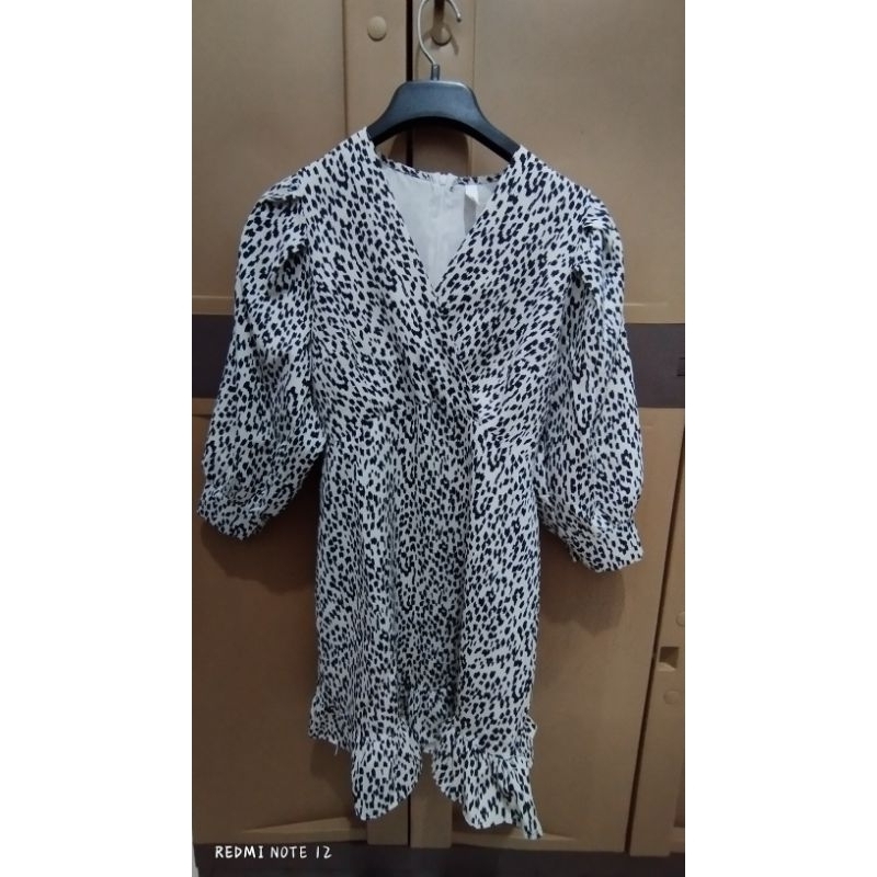 tunik putih motif hitam