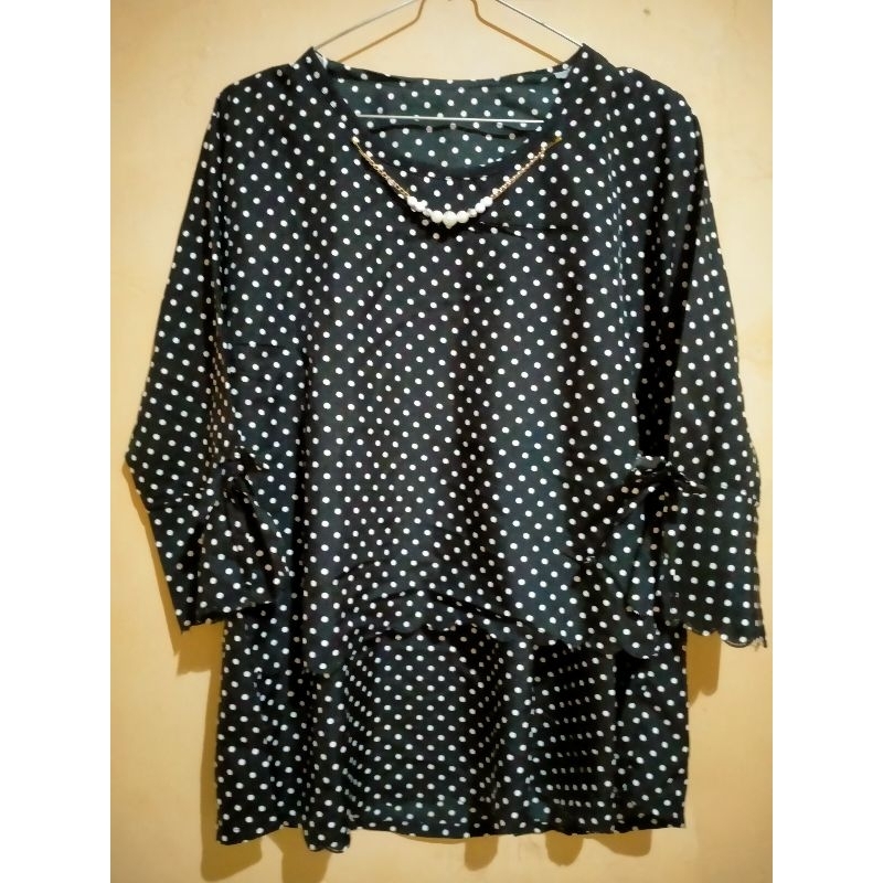 blouse polkadot hitam