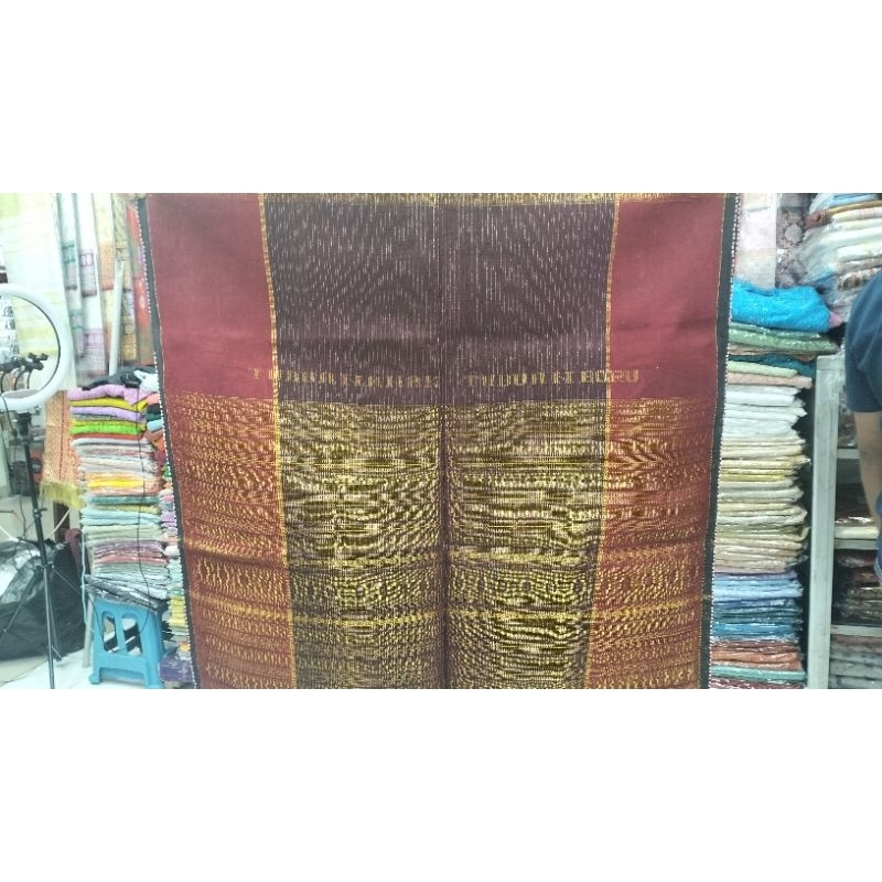 ULOS HELA TENUNAN TANGGAN ASLI BENANG SONGKET WARNA MARUN/MERAH GARIS GOLD.