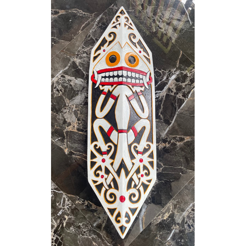 perisai dayak / tameng dayak / hiasan dinding dayak