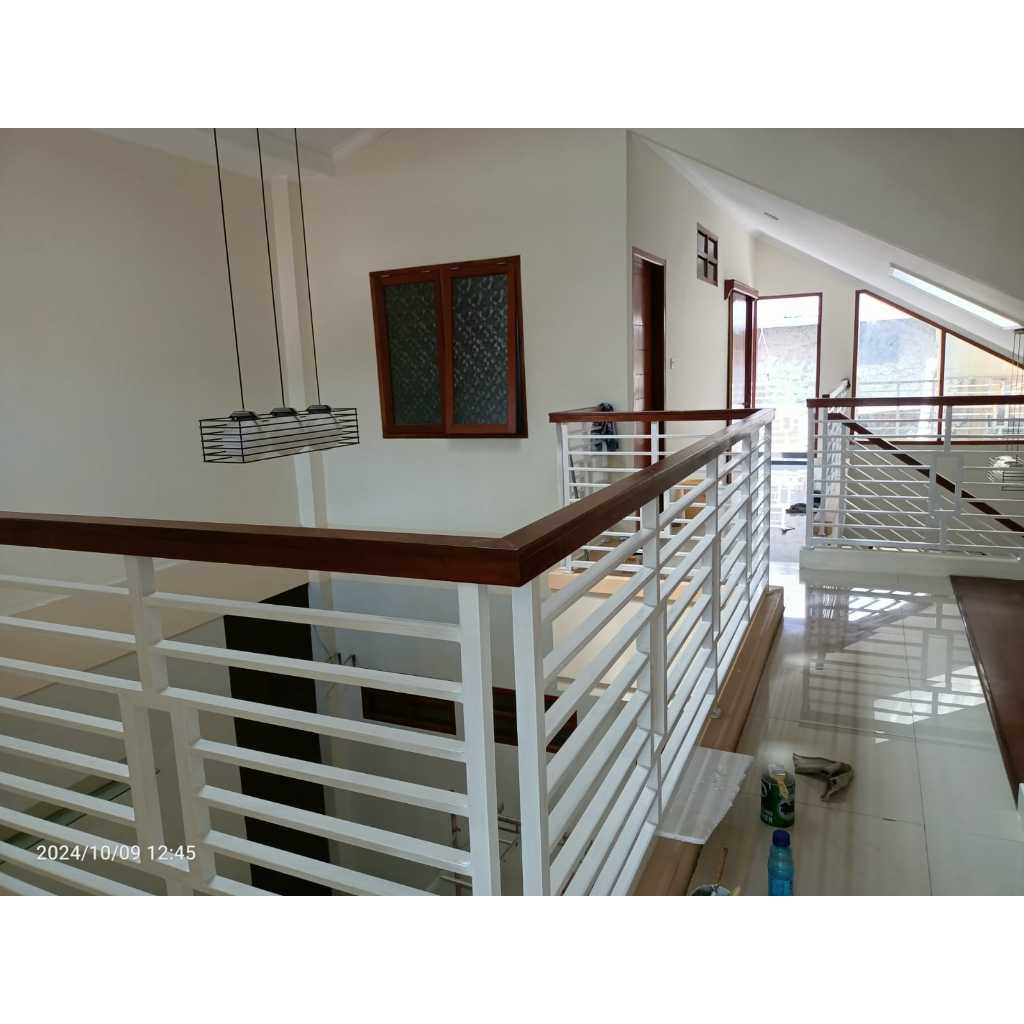 Relling tangga, balkon, void, pagar pegangan kayu minimalis modern Bandung