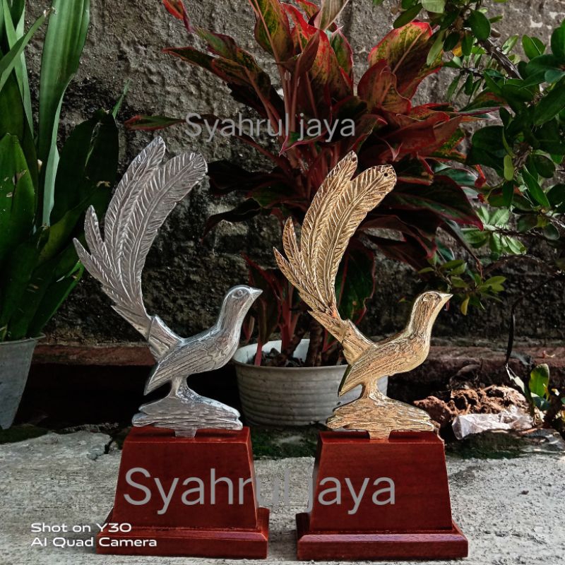 Piala/Trophy Logam burung motif Murai Ekor Pendek COD