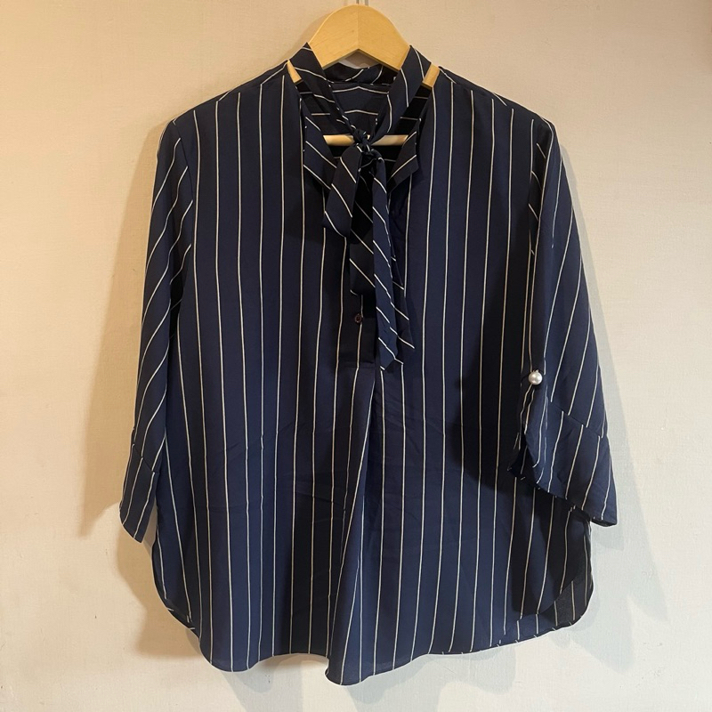Nakyung Navy • atasan v neck salur • blouse garis biru tua • kemeja garis garis