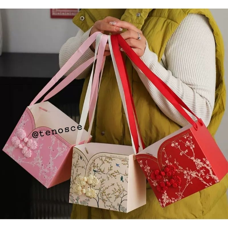 

Tas Paper Bag Jinjing Qipao Florist Buket Bunga Hadiah Hampers Kado Parcel Dekorasi Chinese Style Imlek Konien Sincia Fu Red Qipao