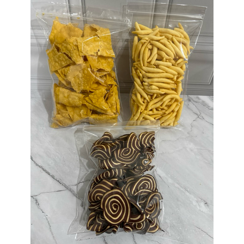 

PAKET MIX 3 BUNGKUS KEMASAN JUMBO SERBA 200 GRAM GABUS KEJU + KUPING GAJAH +KERIPIK BAWANG